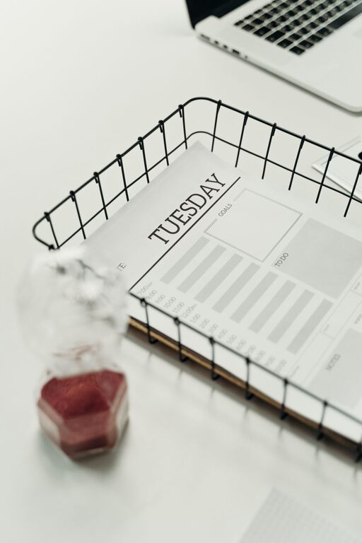 Jak efektywnie organizować czas pracy, aby zwiększyć codzienną produktywność